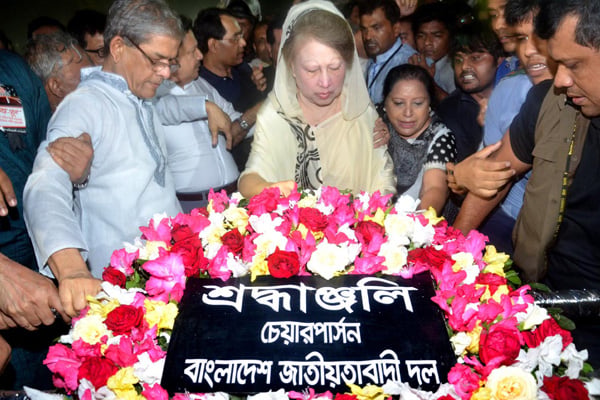 Khaleda Zia pays respects to language martyrs